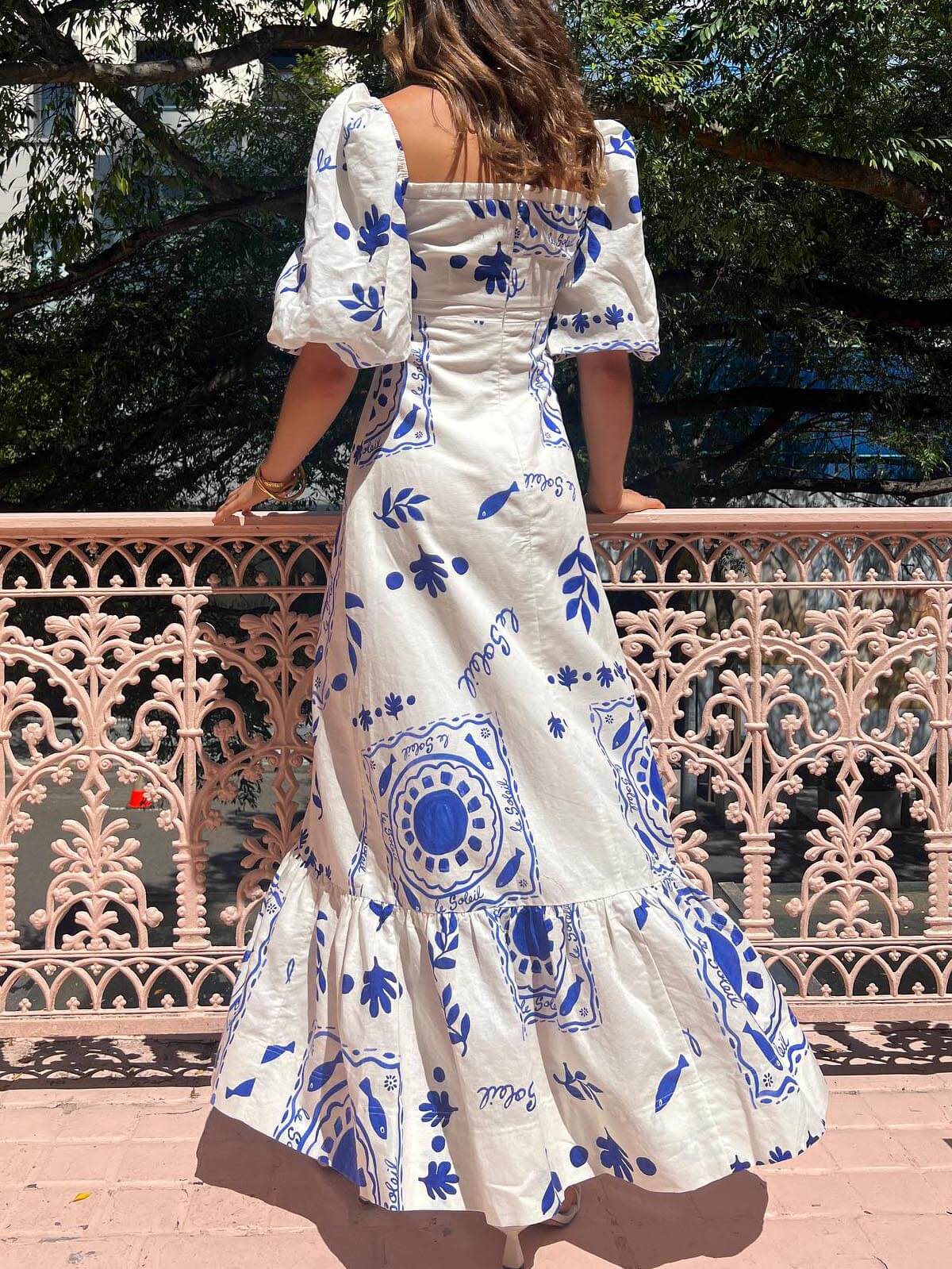 Luchtige Maxi Jurk met Vierkante Hals en Blauw-Witte Mediterrane Print