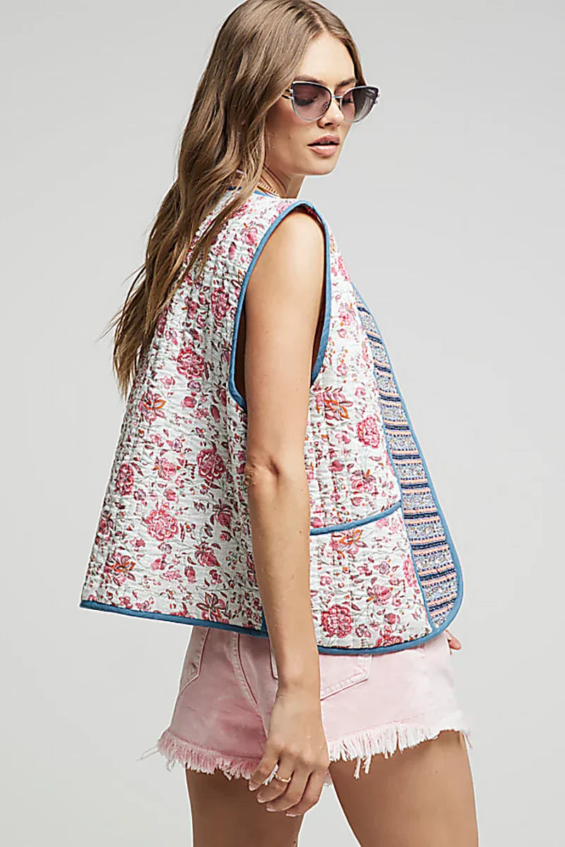 Mouwloos bloemenvest met geborduurde biezen