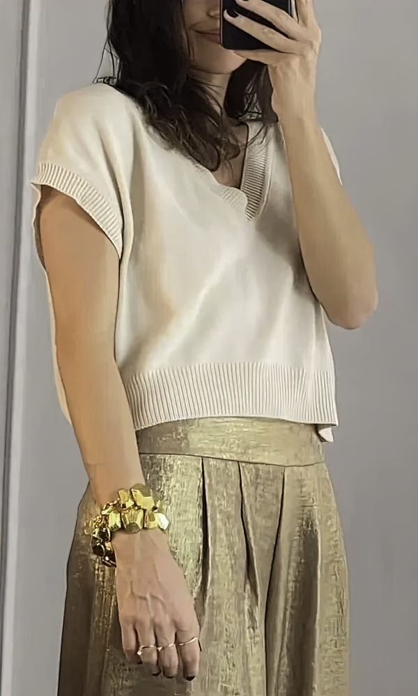 Top met V-hals en broek met wijde pijpen