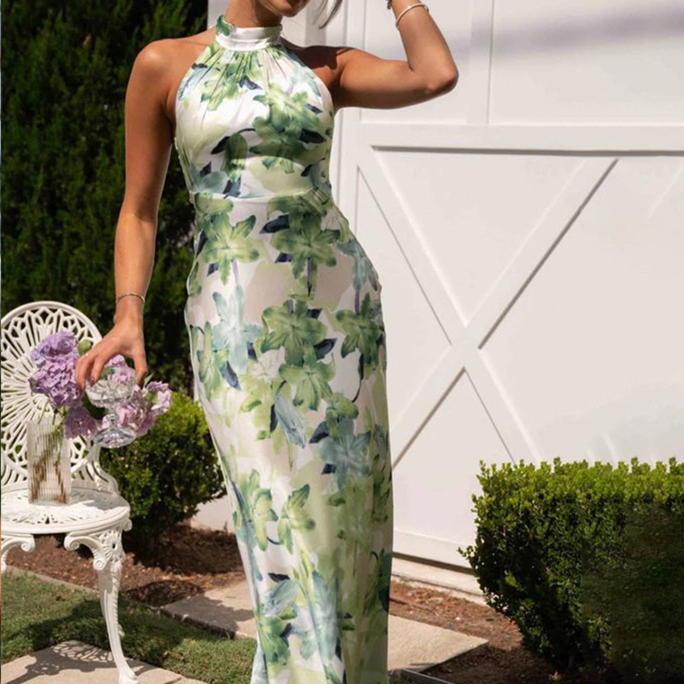 Elegante halterjurk met zachte print