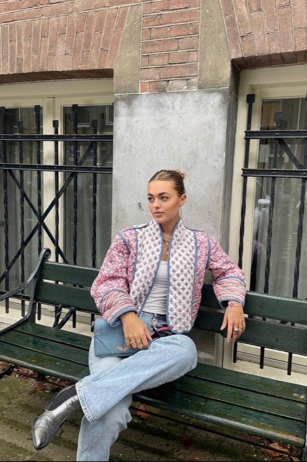 Stijlvol kort jasje met patchworkprint