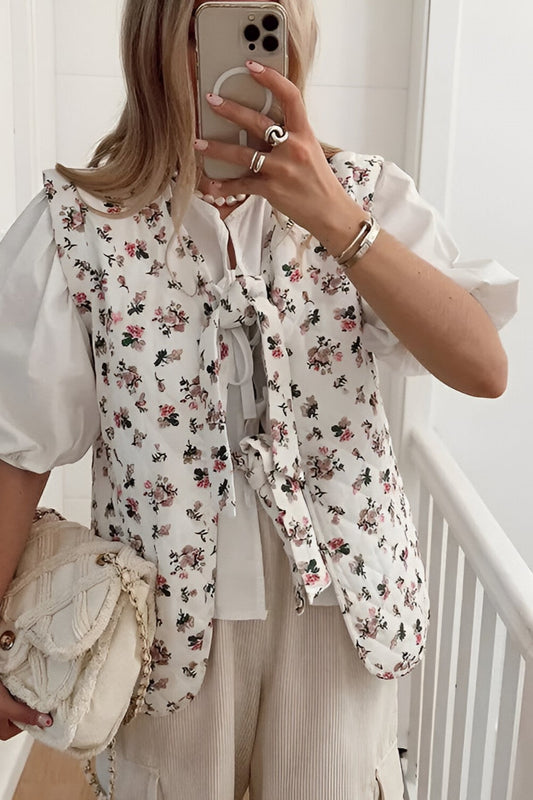 Mouwloze bloemenblouse met striksluiting