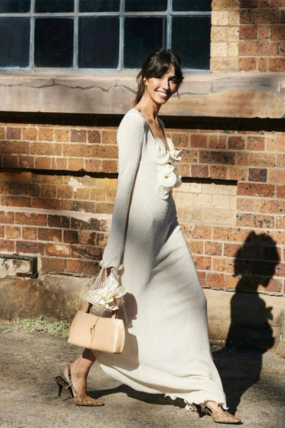 Elegante Geribbelde Jurk met Bloemdetails